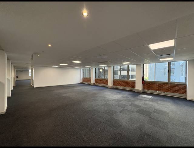 1,163M² OFFICE TO LET IN WOODSTOCK